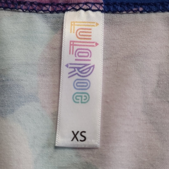 LuLaRoe Classic Floral Tee XS (2 - 4) - Picture 3 of 6